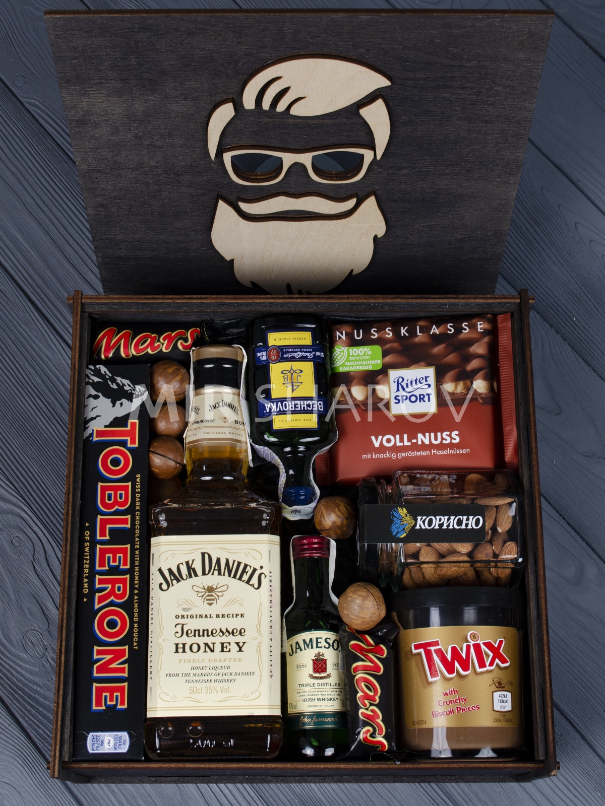 Подарочный набор с конфетами и алкоголем