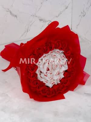 Большой букет с конфетами Рафаэлло и мыльными розами красный
