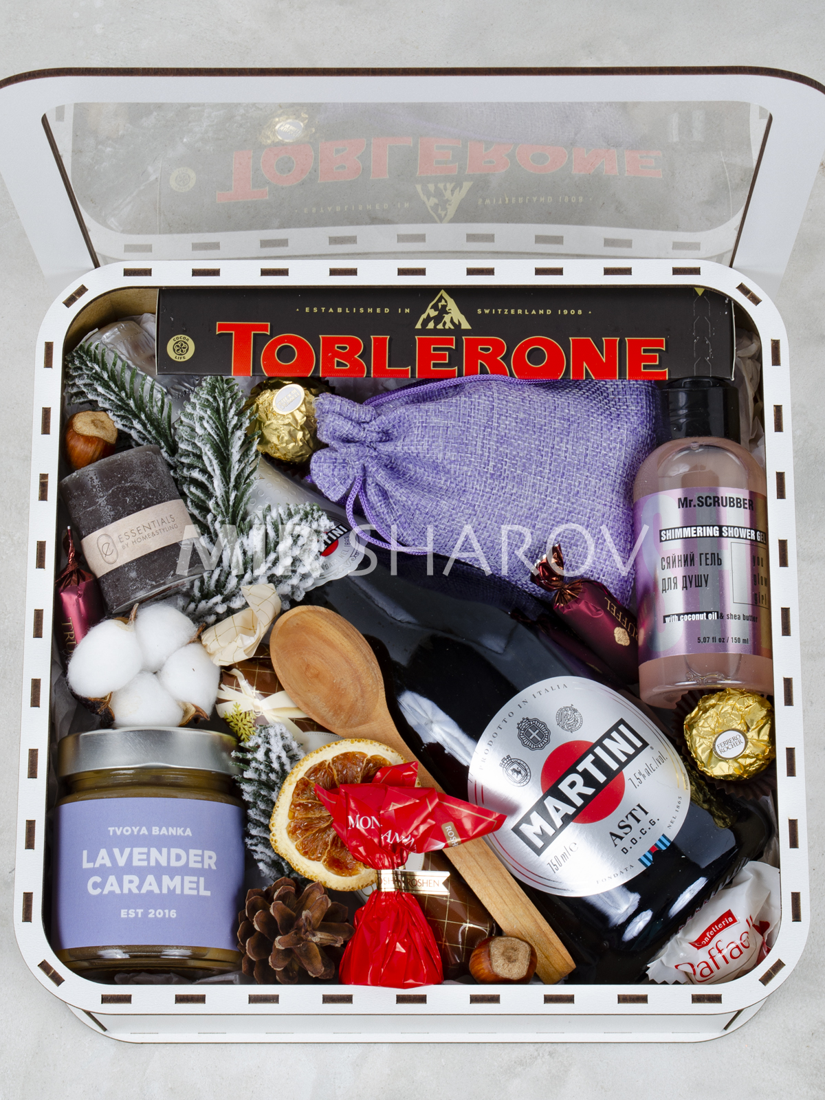 Подарок на корпоратив для девушки с алкоголем и сладостями