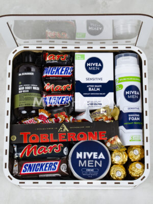 Подарочный бокс набор для мужчины или парня с косметикой и сладостями