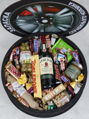 Подарочный набор для мужчины с алкоголем виски, колбасками и сладостями